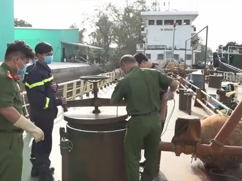 Vụ buôn lậu 200 triệu lít xăng: 74 bị cáo hầu toà, 81 luật sư bào chữa