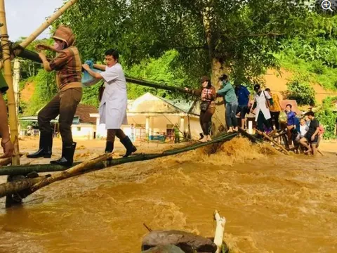 Bác sĩ nơi tâm lũ Kỳ Sơn: Càng mưa lũ, càng phải vào với dân bản