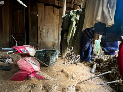 Hàng trăm xe máy được đào lên dưới lớp bùn sâu ở vùng rốn lũ Nghệ An