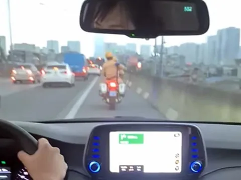 CSGT Hà Nội dẫn đường cho cặp vợ chồng đang đưa con đi cấp cứu