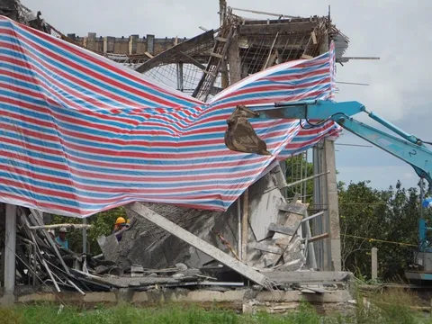 Sập giàn giáo công trình gần 100 tỷ đồng, 1 người tử vong