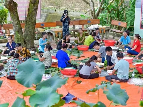 Người dân Thanh Hóa gói hơn 2.000 chiếc bánh chưng gửi về tâm lũ Nghệ An