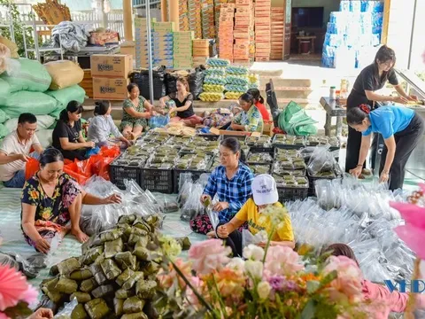 Chung tay ủng hộ đồng bào vùng lũ Nghệ An