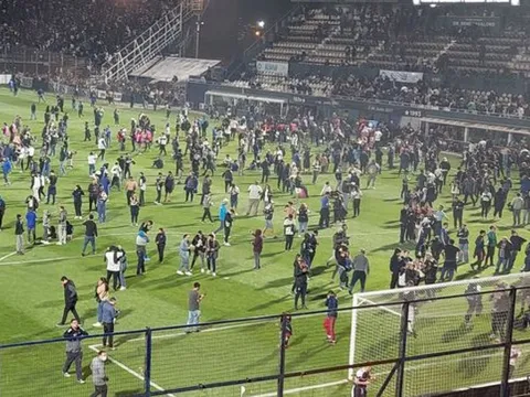 Bạo loạn ở sân bóng Argentina, 1 cổ động viên thiệt mạng