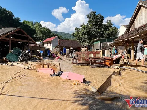 Hàng trăm giáo viên nghỉ dạy giúp dân Kỳ Sơn khắc phục lũ quét