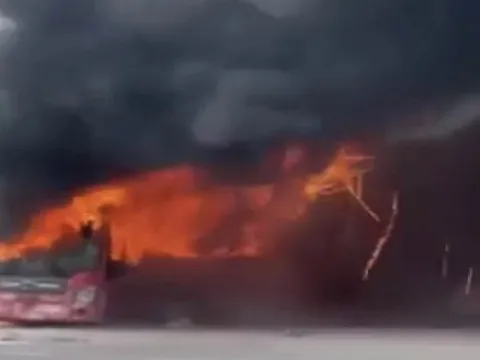 Gara ô tô bốc cháy ngùn ngụt, hai xe ô tô bị thiêu rụi