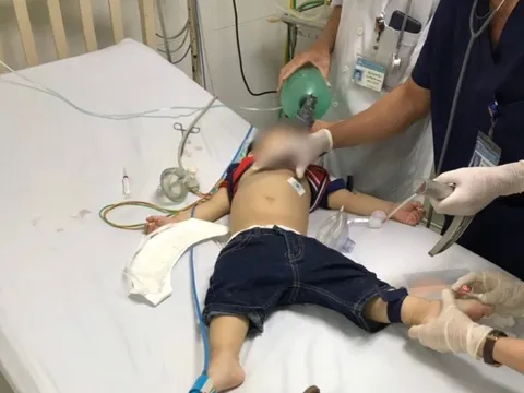 Cứu thành công bé trai 22 tháng tuổi hóc thạch rau câu ngưng thở, ngưng tim