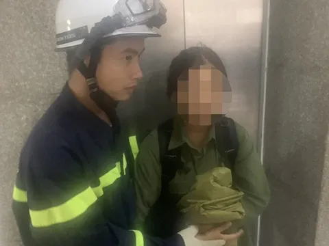 Hà Nội: Giải cứu nữ sinh mắc kẹt trong thang máy chung cư