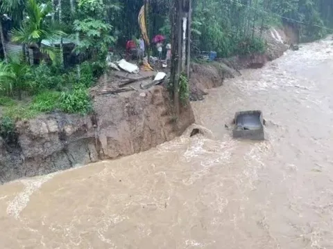Vượt sông khi nước chảy xiết, 2 người bị lũ cuốn mất tích