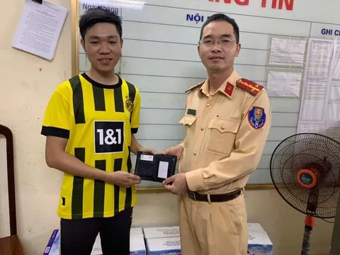 Đại úy CSGT trao trả tài sản bị đánh rơi cho người dân