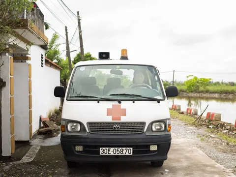 Bỏ tiền mua xe cứu thương, hai cậu cháu chạy miễn phí giúp dân nghèo đi viện