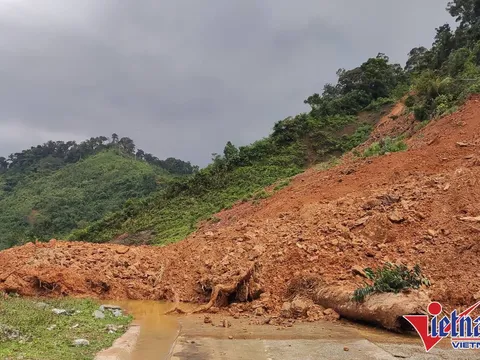 Lở núi, hàng nghìn khối đất đá bịt kín đường mòn Hồ Chí Minh