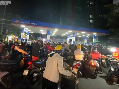 Hà Nội: Người dân ùn ùn xếp hàng chờ mua xăng trước giờ tăng giá