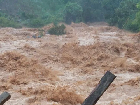 Kon Tum mưa lớn, hàng loạt thủy điện xả lũ trong đêm