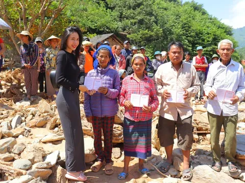Thủy Tiên lội suối đi làm từ thiện, tận tay trao sổ tiết kiệm cho người dân vùng lũ