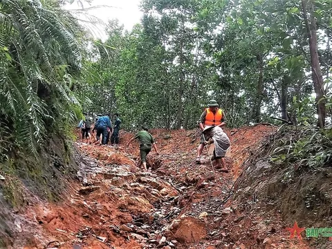 Băng rừng, vượt dòng nước xiết đưa 18 người dân về nơi tránh lũ