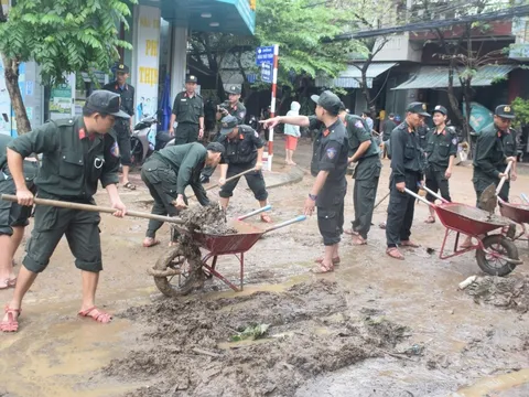 Bộ đội, công an giúp người dân dọn nhà cửa sau lũ