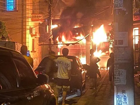 Hà Nội: Cảnh sát khống chế đám cháy ngùn ngụt tại kho hàng ở quận Long Biên