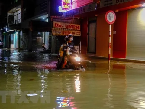 Triều cường đạt đỉnh tại TP.HCM và Cần Thơ, nước dâng nhanh bất ngờ