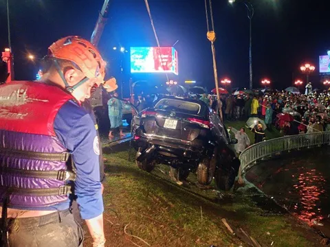 Ô tô lao xuống hồ Xuân Hương, hai người tử vong