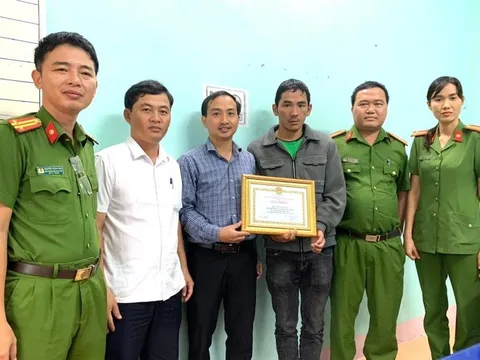 Truy tặng giấy khen cho người đàn ông tử vong khi cứu học sinh bị lũ cuốn