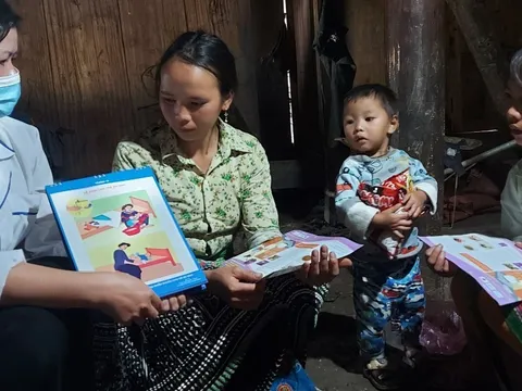 Nữ hộ sinh Bản Mù 'mê' làm thiện nguyện