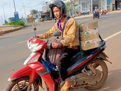 Chạy xe máy hơn 800km mang hàng cứu trợ đến người dân vùng lũ