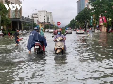Đường phố Huế biến thành sông, người dân dùng thuyền đi lại