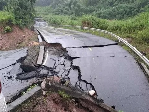 Mưa lũ khiến quốc lộ 15D sụt lún 200 m, cửa khẩu La Lay tê liệt