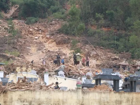 Lũ quét cuốn trôi, vùi lấp hàng nghìn ngôi mộ ở nghĩa trang lớn nhất Đà Nẵng