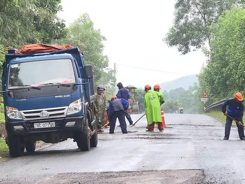 Công bố tình huống khẩn cấp về thiên tai để ứng phó, khắc phục hư hỏng kết cấu hạ tầng giao thông tại một số địa phương