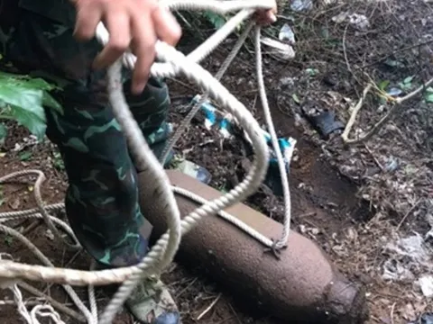 Phát hiện quả bom dài 1m, nặng 115kg còn nguyên ngòi nổ
