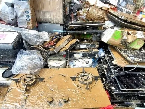 Điều tra vụ siêu thị mất 130 điện thoại sau khi cho người dân vào tránh lụt