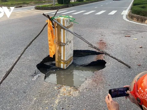 Lại xuất hiện 2 hố sụt lún bất thường trên đường phố ở Đồng Hới