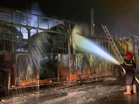 Xe đầu kéo chở 7 "xế hộp" bốc cháy ngùn ngụt trên quốc lộ 1A