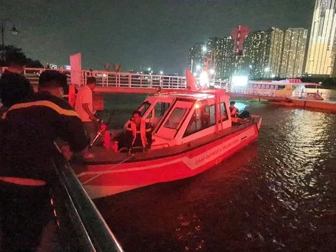 Hàng chục cán bộ, chiến sĩ xuyên đêm lặn tìm người đàn ông nhảy cầu Sài Gòn