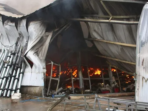 Hà Nội: Cháy rụi hàng nghìn mét vuông nhà xưởng, khói bao phủ một góc quận Hà Đông