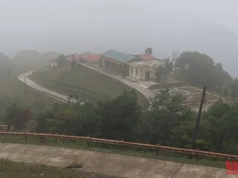 Nhiệt độ ở đỉnh Mẫu Sơn giảm sâu, còn gần 9 độ C