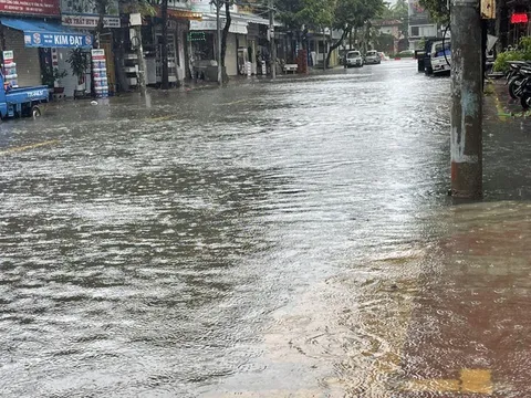 Người Vũng Tàu "bơi" trên đường sau trận mưa lớn