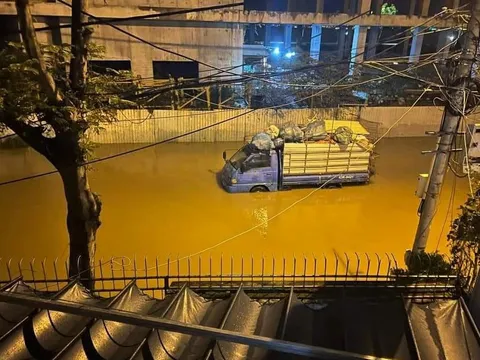 Triều cường dâng cao 'tàn phá' đường ven sông Hàn