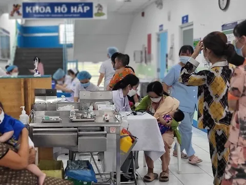 Bệnh nhi hô hấp tăng gần gấp 3, điều dưỡng phải uống thuốc giảm đau để làm việc