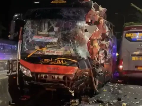 Tai nạn liên hoàn giữa 4 xe khách, gần 100 hành khách hoảng loạn