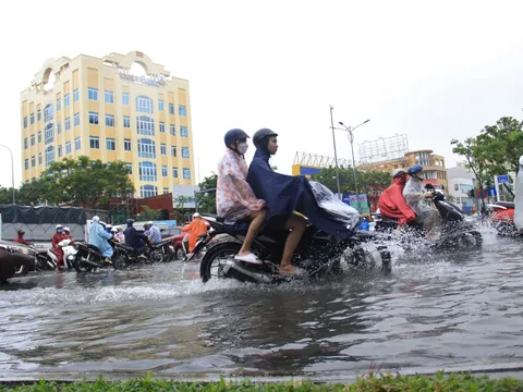 Đà Nẵng mưa từ sáng đến trưa, nhiều người sợ ngập nháo nhào tìm lối thoát
