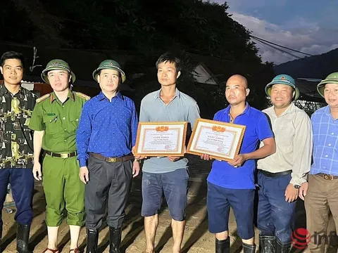 Tặng bằng khen cho 13 cá nhân dũng cảm cứu người trong trận lũ dữ ở huyện Kỳ Sơn