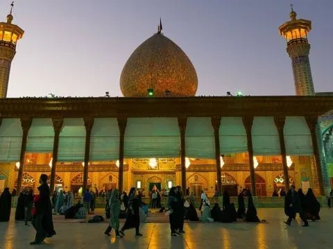 Tấn công khủng bố đền thờ ở Iran, gần 60 người thương vong