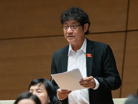 Bác sỹ khám hàng trăm ca bệnh mỗi ngày, lương vẫn không đủ sống