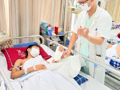 Tự làm thước kẻ gỗ, bé trai 13 tuổi bị máy cưa cắt gần đứt rời bàn tay