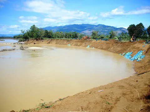 Sạt lở nghiêm trọng bờ sông Vu Gia, Quảng Nam công bố tình huống khẩn cấp