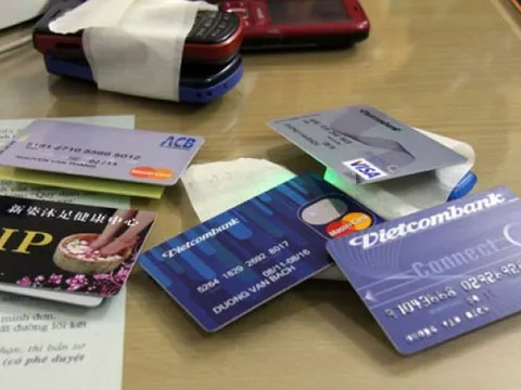 Đánh sập đường dây mua bán thông tin tài khoản ngân hàng của học sinh