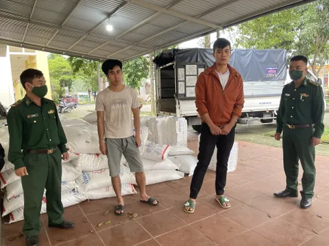 Công an truy đuổi 25km bắt xe chở hàng cấm, hàng lậu